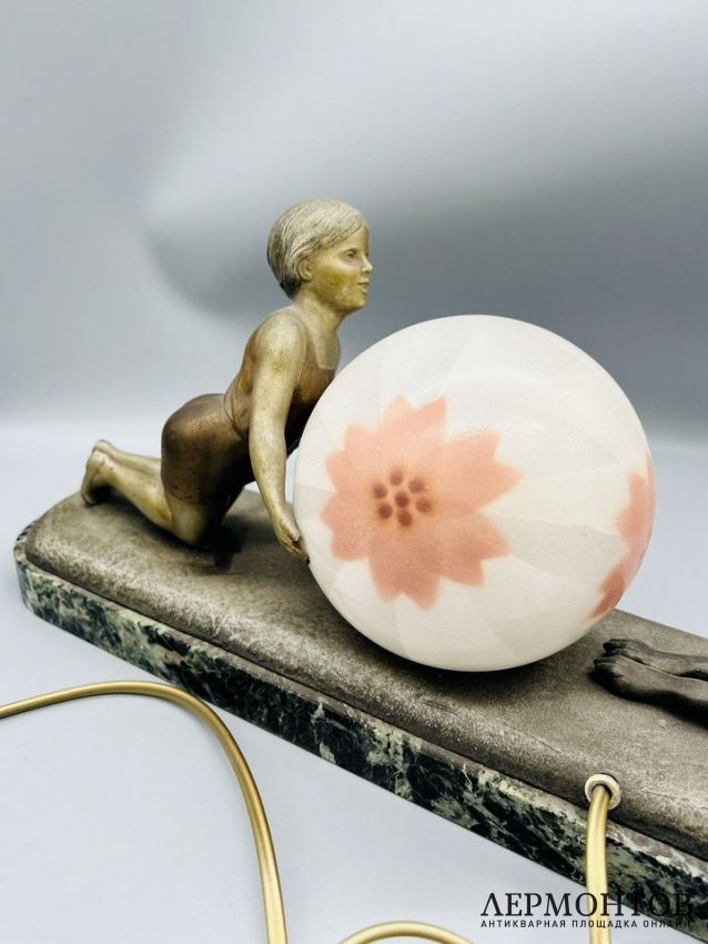 Настольная лампа «Девочка с собакой» в стиле ар-деко. Шпиатр, стекло, автор модели Janle, Франция, начало 20 века