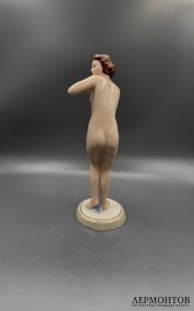Статуэтка «Обнажённая девушка». Фарфор, роспись, Royal Dux, Чехословакия, 1938–1945 годы
