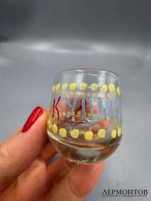 Стопка «Кушай ещё». Стекло, роспись эмалью, предположительно Императорский стеклянный завод, Россия, конец 19 века