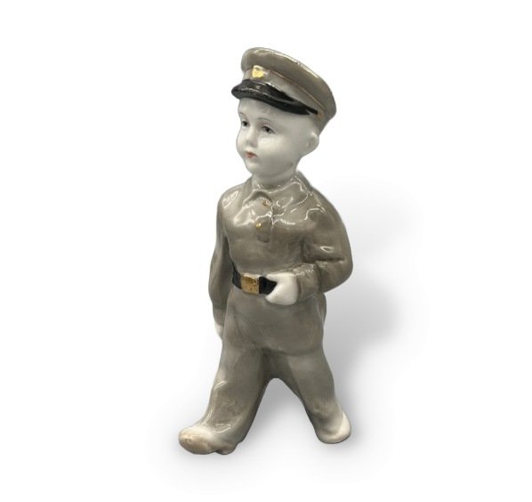 Статуэтка «Первоклассник». Фарфор, роспись, ЛФЗ, скульптор А. Пахомов, СССР, 1950–1960 годы