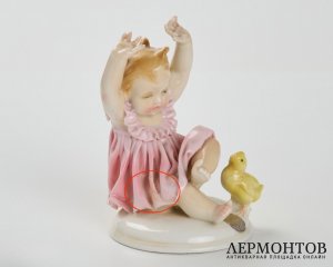Статуэтка «Испуг. Ой, цыплёнок!». Фарфор, Karl Ens, Германия, 1920–1930-е годы