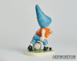 Статуэтка «Гном-футболист Берт». Фарфор, Goebel, Германия, 1979–1987 годы