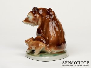 Статуэтка «Медведица с медвежатами». Фарфор, Lippelsdorf, Германия, 1951–1974 годы