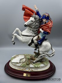 Скульптура «Бонапарт на перевале Сен-Бернар». Фарфор, роспись, Capodimonte, скульптор Germano Cortese, Италия, 20 век