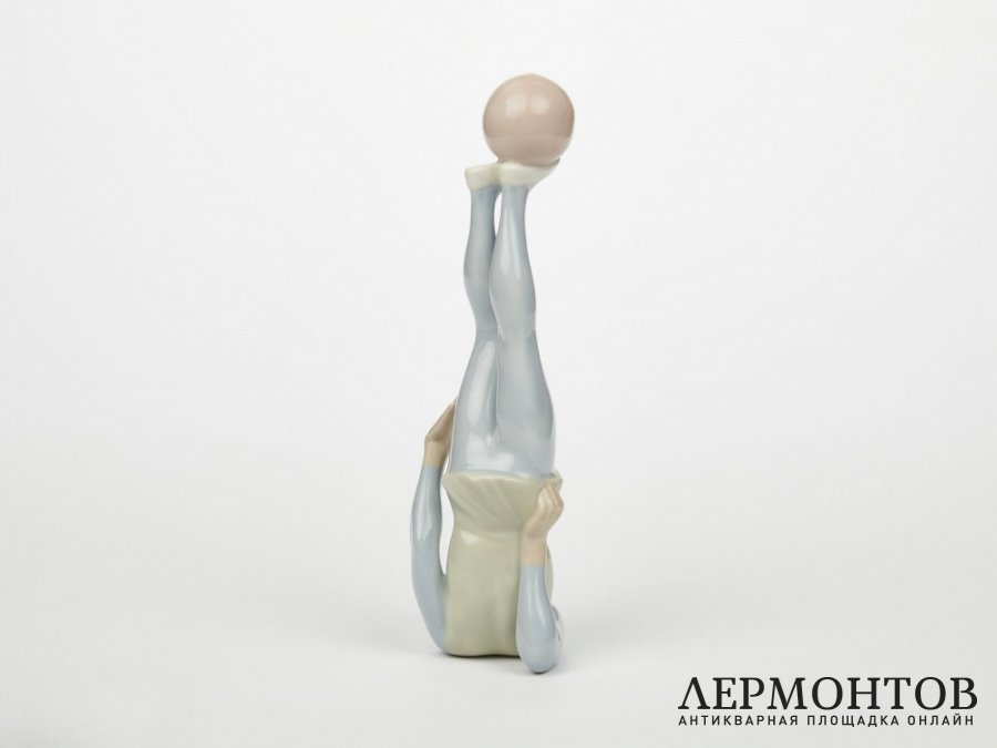 Статуэтка «Клоун-гимнаст». Фарфор, Испания, 1980-е годы