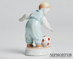 Статуэтка «Малыш-футболист». Фарфор, Zsolnay, Венгрия, 1930–1950-е годы