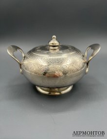 Сахарница в неорусском стиле с домиками. Серебро 84 пробы, А. Фульд, Россия, 1882 год