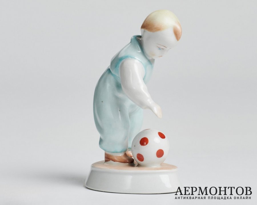 Статуэтка «Малыш-футболист». Фарфор, Zsolnay, Венгрия, 1930–1950-е годы