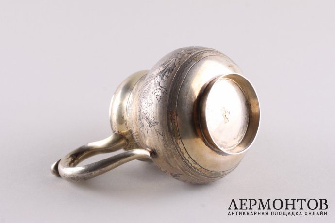 Сливочник в технике гильоше. Серебро 84 пробы, золочение. Россия, 1886 год.