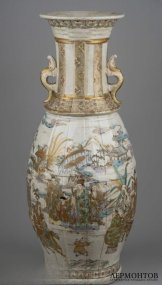 Ваза с сюжетом «Троецарствия». Фаянс, роспись, Сацума, Япония, 1868–1912 годы