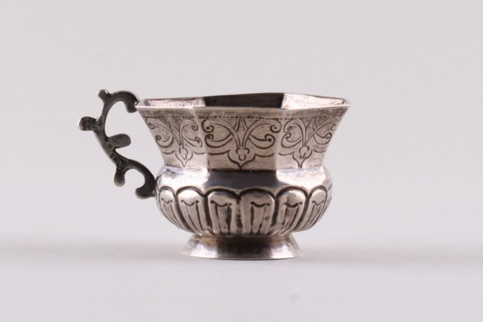 Чарка с ручкой. Серебро, литье, чеканка. Россия, Москва, XVIII век.