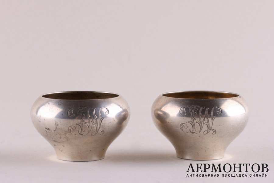 Комплект солонок в форме чугунка. Серебро 84 пробы. Россия, Москва, 1908-1917 гг.