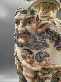 Ваза с путти и маскаронами. Фарфор, роспись, Capodimonte, Италия, 20 век