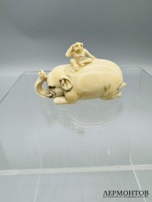 Нэцкэ «Обезьяна на слоне». Кость, резьба, Япония, 19 век