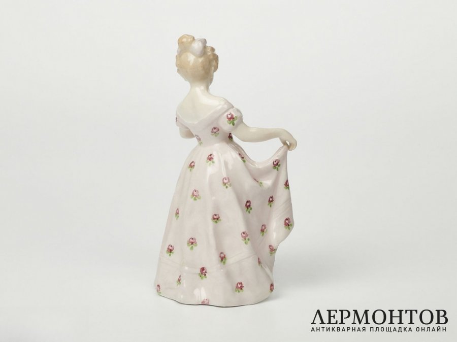 Статуэтка «Девушка бидермейер, смотрит налево». Goldscheider, Австрия, 1904–1905 годы