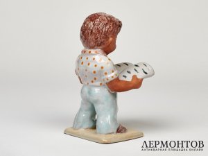 Статуэтка «Еж с газетой». Керамика, Венгрия, 1950 год