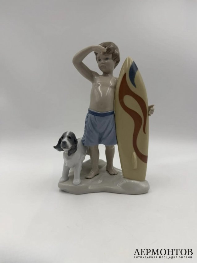 Статуэтка «Маленький серфингист». Фарфор, Lladro, скульптор José Santaeulalia, Испания, 2005–2023 годы