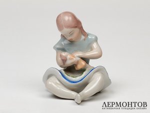 Статуэтка «Девочка с куклой». Фарфор, Kispest, Венгрия, 1950–1960 годы