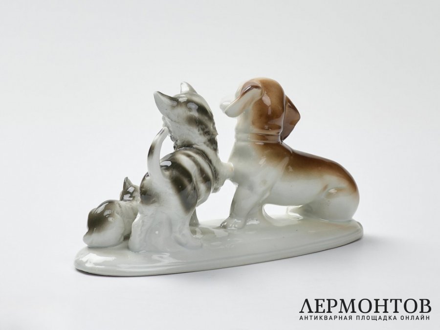 Статуэтка «Такса, кошка и котёнок». Фарфор, Lippelsdorf, Германия, 1951–1974 годы