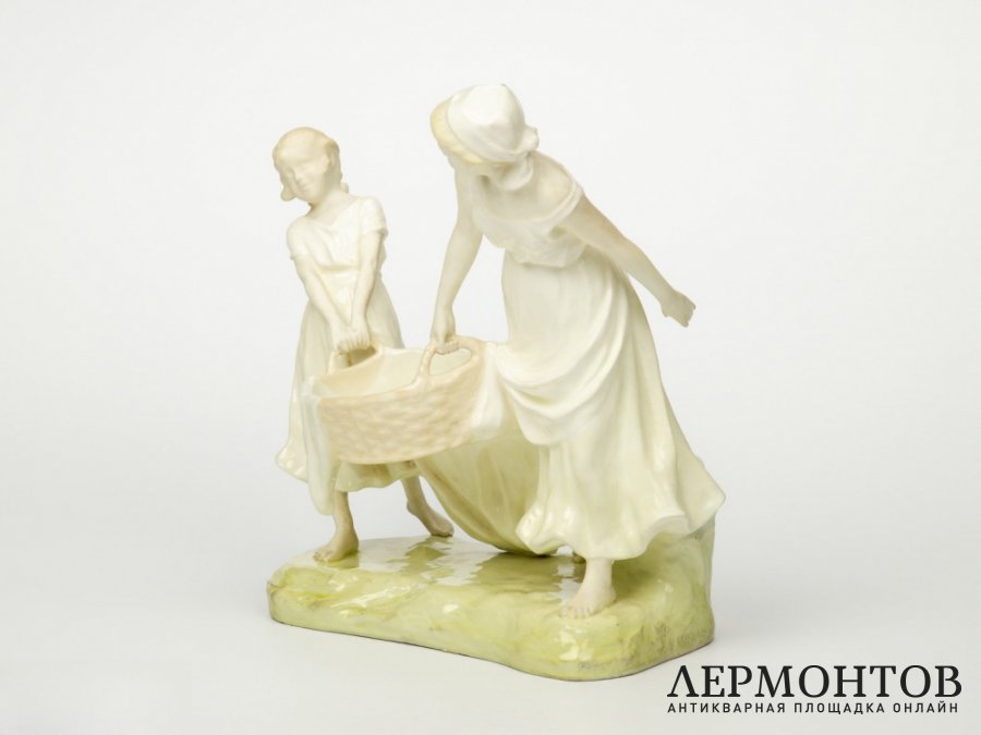 Статуэтка-ваза «Юная помощница мамы». Goldscheider, Австрия, 1905 год