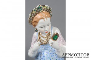 Статуэтка Малахитовая шкатулка. СССР, Дулевский фарфоровый завод, 1953 год. Фарфор.