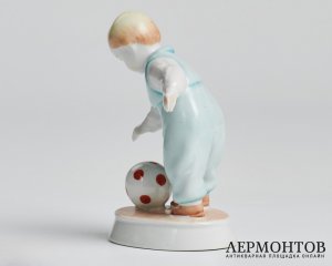 Статуэтка «Малыш-футболист». Фарфор, Zsolnay, Венгрия, 1930–1950-е годы