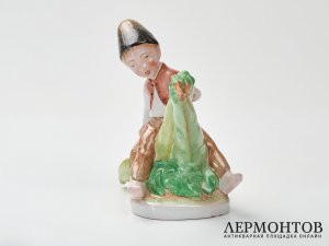 Статуэтка «Мальчик на горохе». Керамика, Венгрия, вторая половина XX века