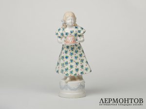 Статуэтка «Девочка с рождественским пудингом». Johann и Ferdinand Maresch, Австрия, около 1891 года
