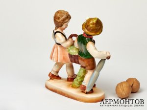 Статуэтка «Дети с корзиной цветов». Фарфор, Rudolf Heinz, Германия, 1930–1940 годы