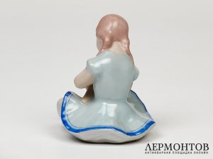 Статуэтка «Девочка с куклой». Фарфор, Kispest, Венгрия, 1950–1960 годы