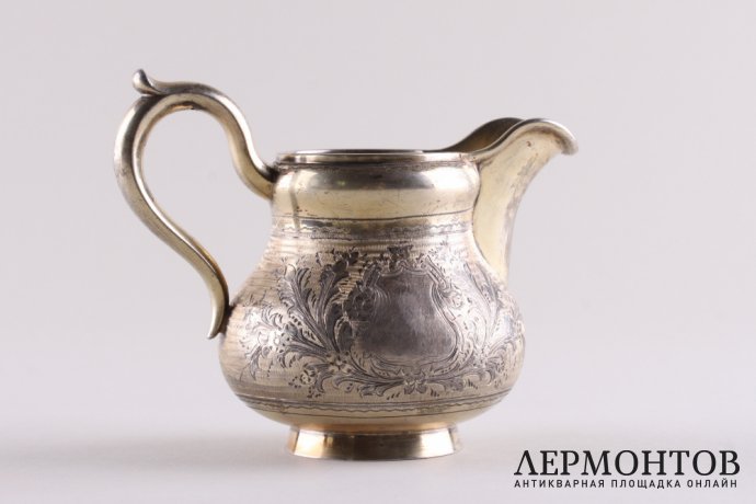Сливочник в технике гильоше. Серебро 84 пробы, золочение. Россия, 1886 год.