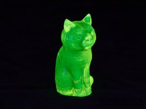 Статуэтка «Кошка». Урановое стекло, Чехия