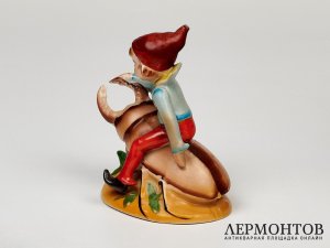 Статуэтка «Мальчик на жуке». Фарфор, Япония, 1945–1952 годы
