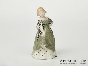 Статуэтка «Девушка бидермейер, смотрит направо». Goldscheider, Австрия, 1904–1905 годы