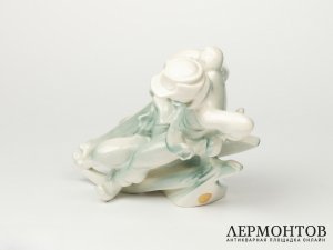 Статуэтка «Дети на санках». Jinokera Keramia, Чехословакия, 1960–1970 годы
