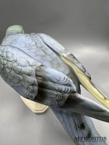 Скульптура «Голубой ара». Бисквит, роспись, Royal Dux, Чехия, 20 век