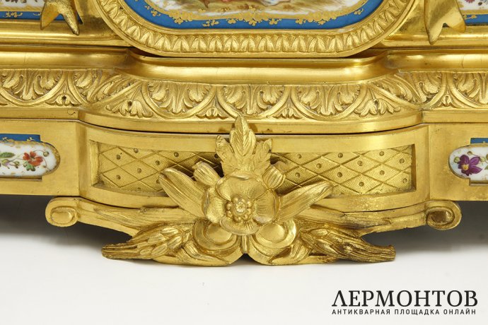 Часы каминные Путти с гирляндами цветов. Бронза, фарфор. Франция, 1850-60е гг.