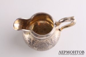 Сливочник в технике гильоше. Серебро 84 пробы, золочение. Россия, 1886 год.