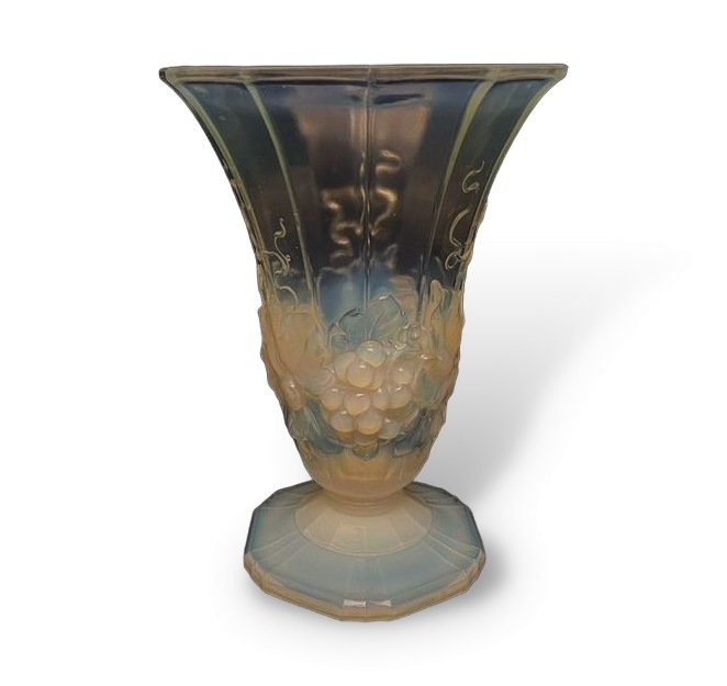 Ваза Ар Деко. Франция, Verlux, Etling, 1920-1930-е гг. Опаловое стекло.