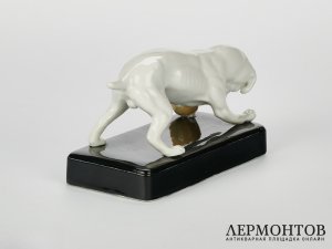 Статуэтка «Собака с мячом». Фарфор, Германия, 1920 год