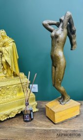 Скульптура «Обнажённая девушка». Металл, чеканка, дерево, СССР, 2-я половина 20 века