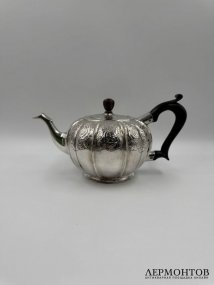 Чайник с растительным декором. Серебро 84 пробы, дерево, Россия, 1749 год