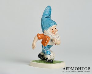 Статуэтка «Гном-футболист Берт». Фарфор, Goebel, Германия, 1979–1987 годы