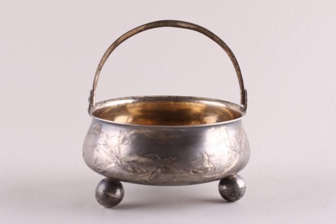 Конфетница с флоральным узором. Серебро 84 пробы. Российская империя, до 1917 г.