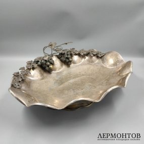 Ваза для фруктов с виноградной лозой. Серебро, чеканка, Западная Европа, 1-я половина 20 века
