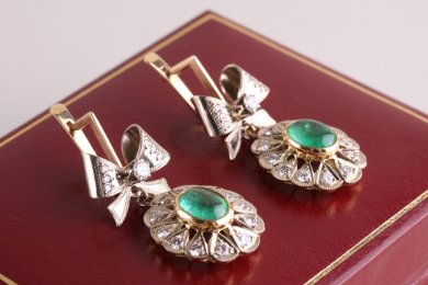 Серьги-бантики. Золото 750 и 585. Изумруды 4,7 ct, бриллианты 1,86 ct. СССР, XX век.