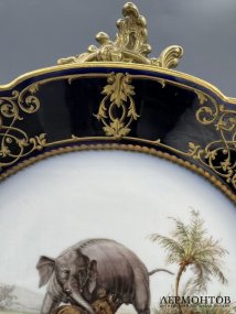 Блюдо «Схватка слона и льва». Фарфор, роспись, Франция, конец 19 века