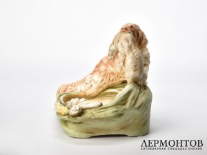 Статуэтка-ваза «Оттерхаунд с выдрой». Фарфор, Royal Dux, Австрия, 1910-е годы