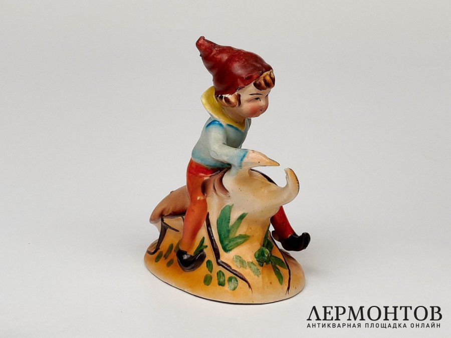 Статуэтка «Мальчик на жуке». Фарфор, Япония, 1945–1952 годы
