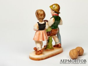 Статуэтка «Дети с корзиной цветов». Фарфор, Rudolf Heinz, Германия, 1930–1940 годы